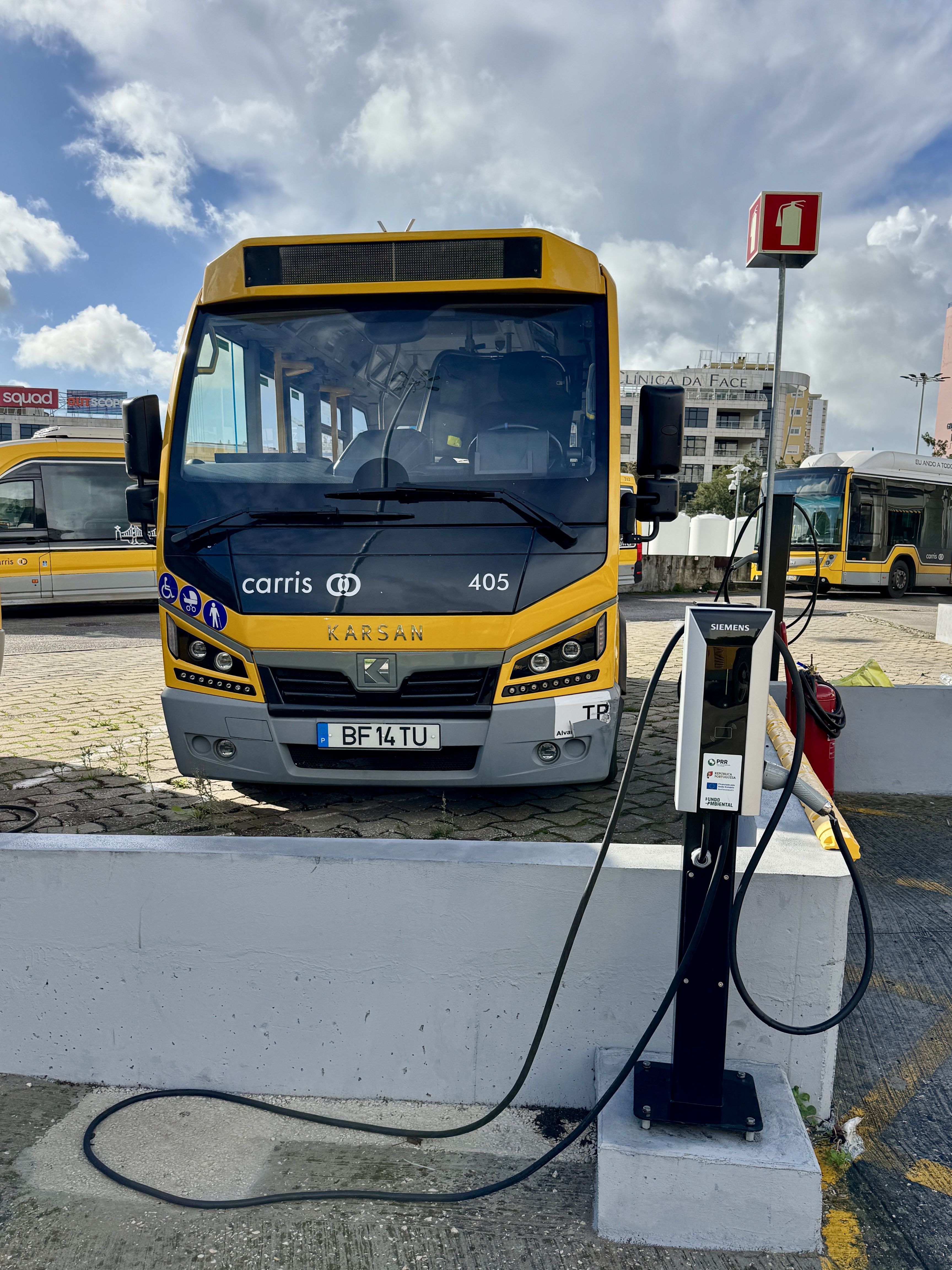 Carris e-bus and their chargers