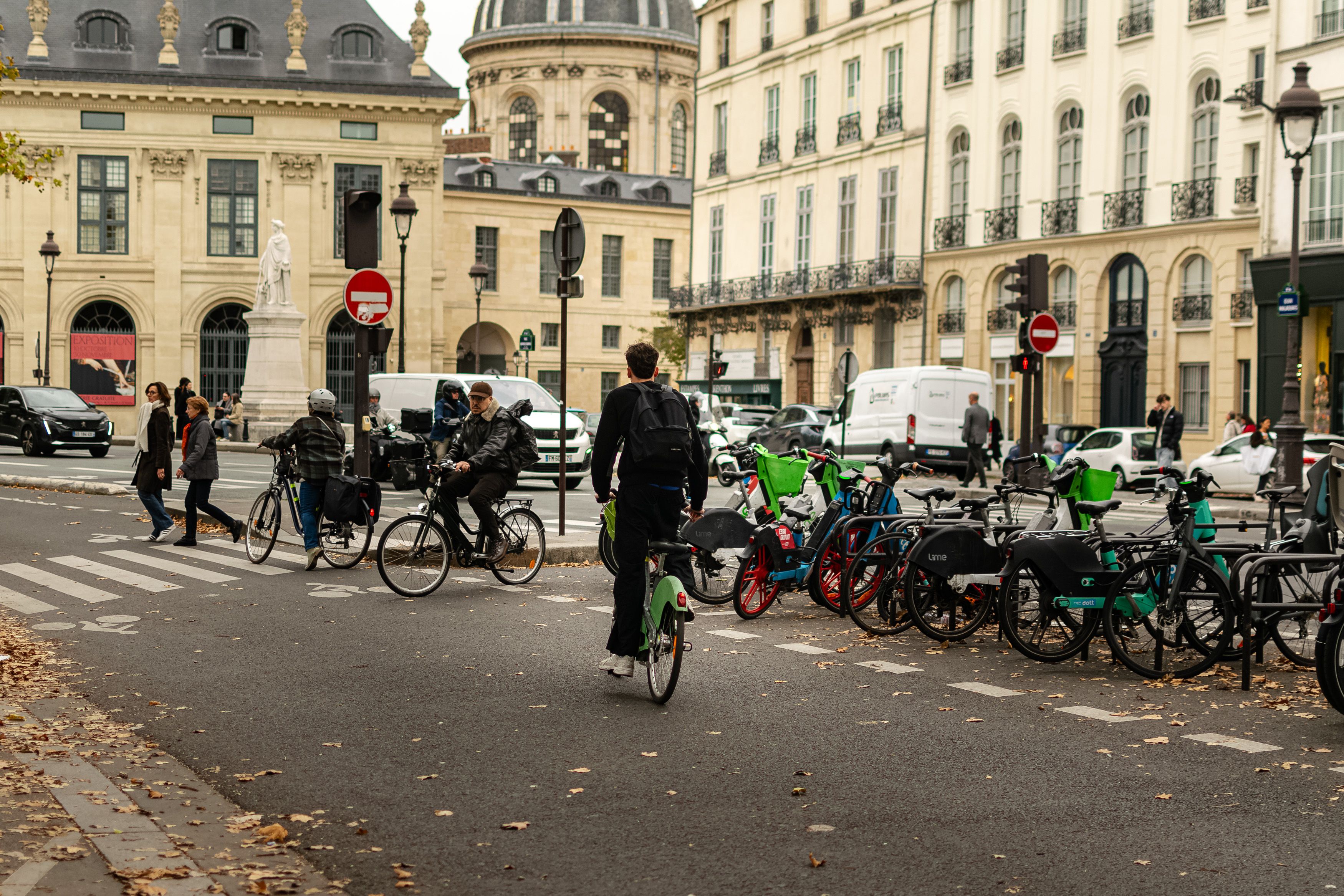 Automated sensor monitoring pedestrian and bicycle traffic on a cycling route.