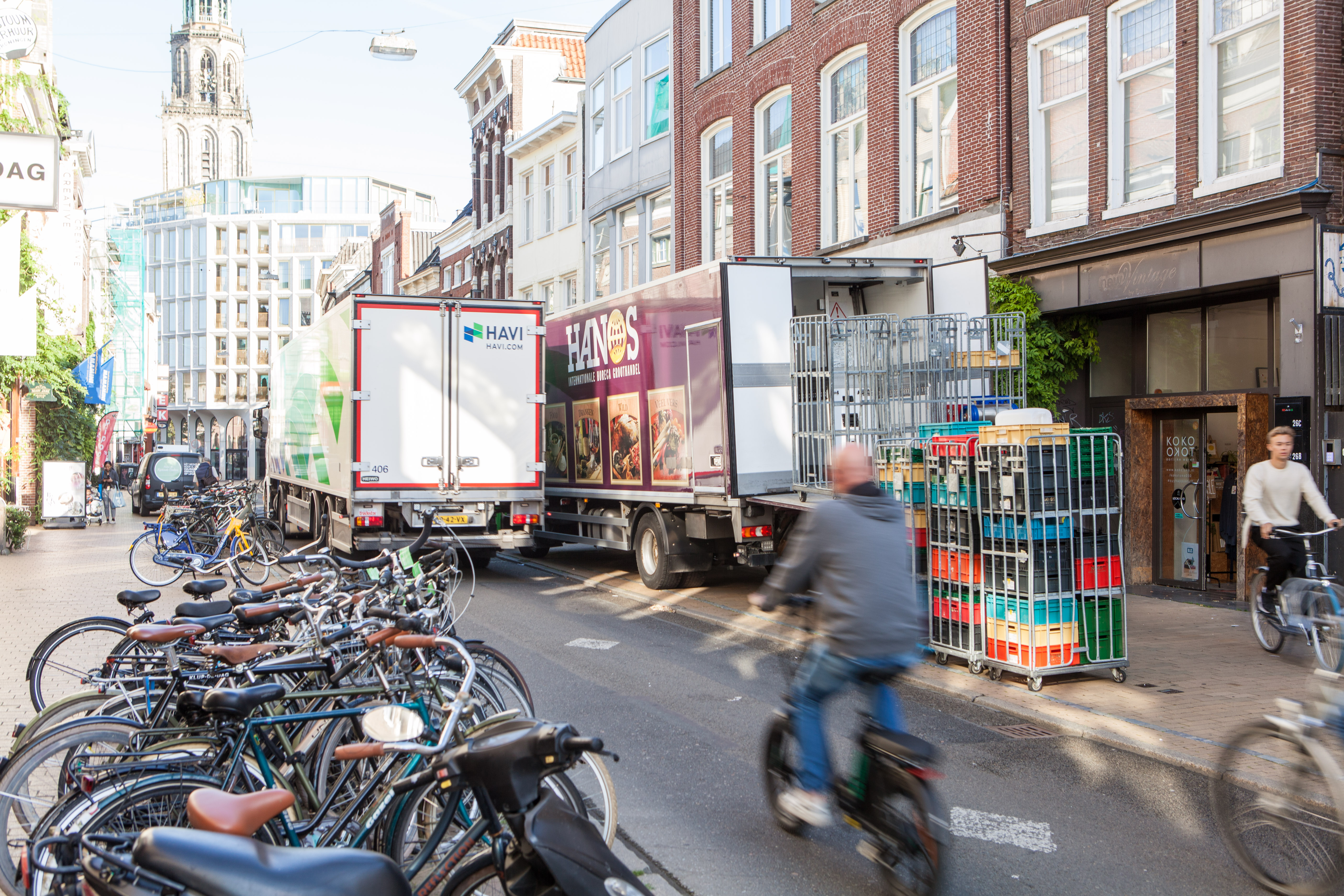 Curbside unloading causing chaotic traffic situations