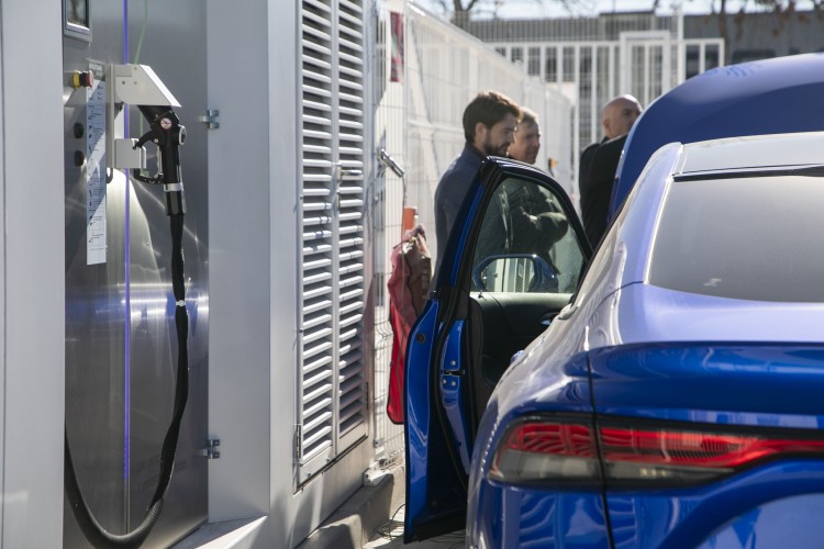 Electric car next to a hydrogen refuelling station