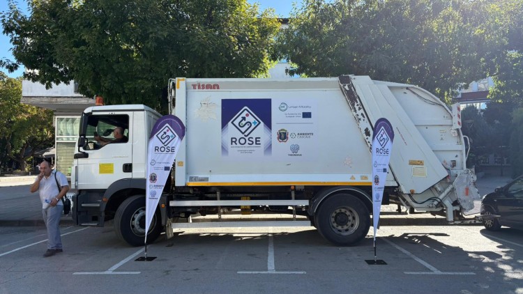 waste truck with ROSE and EIT UM branding