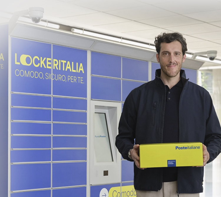 Man holding yellow parcel stands in front of blue lockers with Locker Italia branding on side in yellow