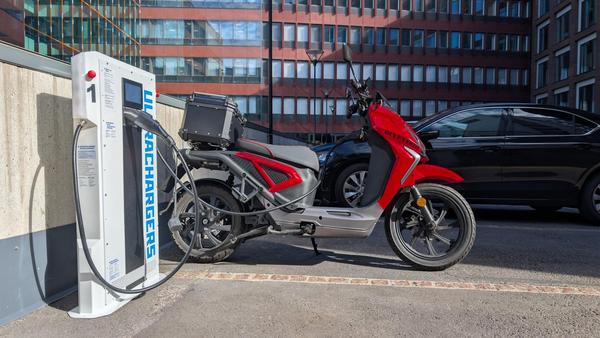 Fast charging station for LEV fleets