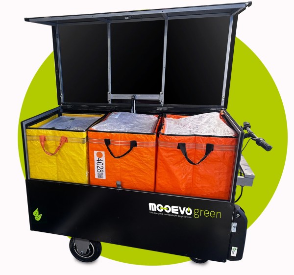 700 liters capacity or 3 Amazon Sacks