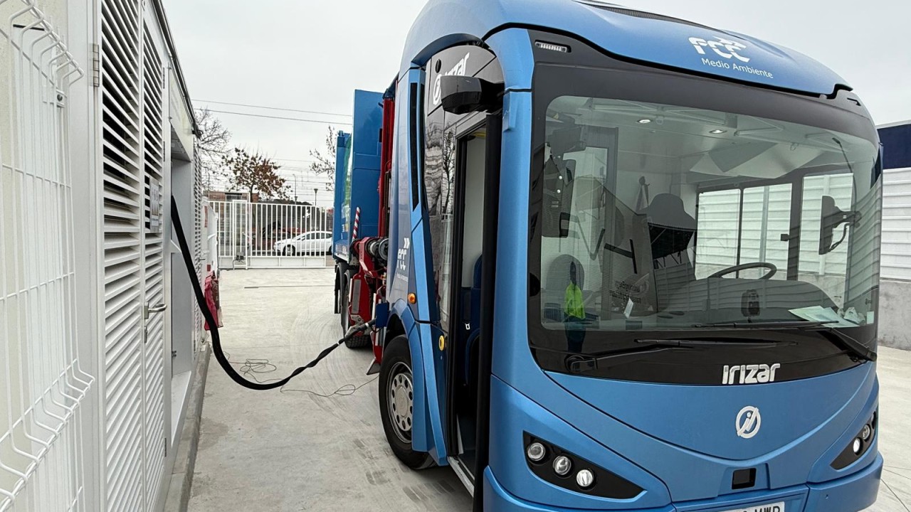 Camión repostando en estación de HVR Energy _ACTIVA 