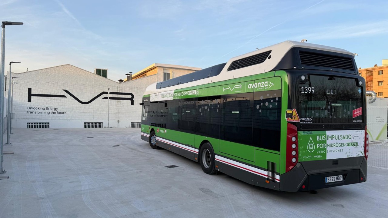 Autobús AVANZA repostando en estación de HVR Energy _ACTIVA 