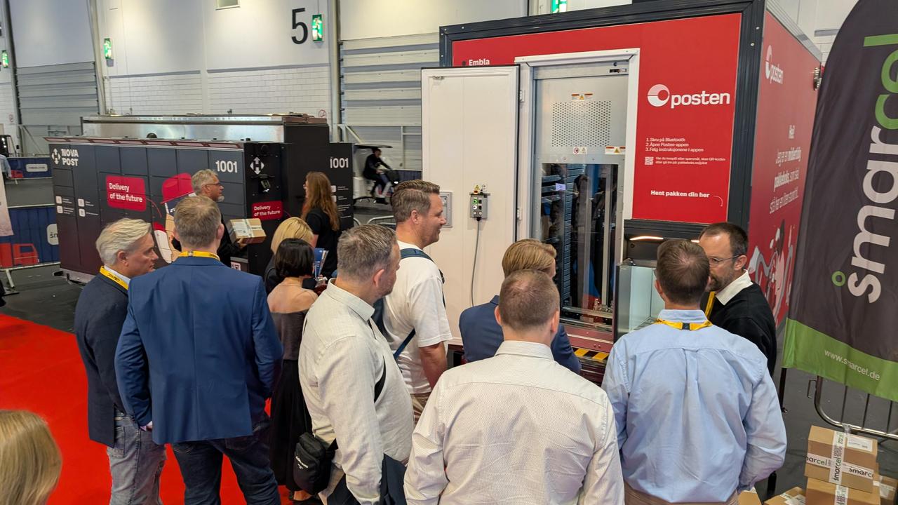 Smarcel @ Parcel+Post Expo: Test track with 2 Smarcel prototypes and visitors