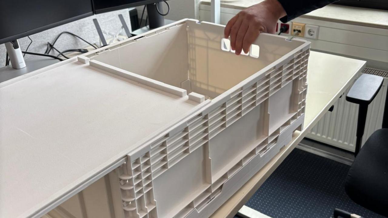 Smarcel BOX Prototype: Access from the top for shippers
