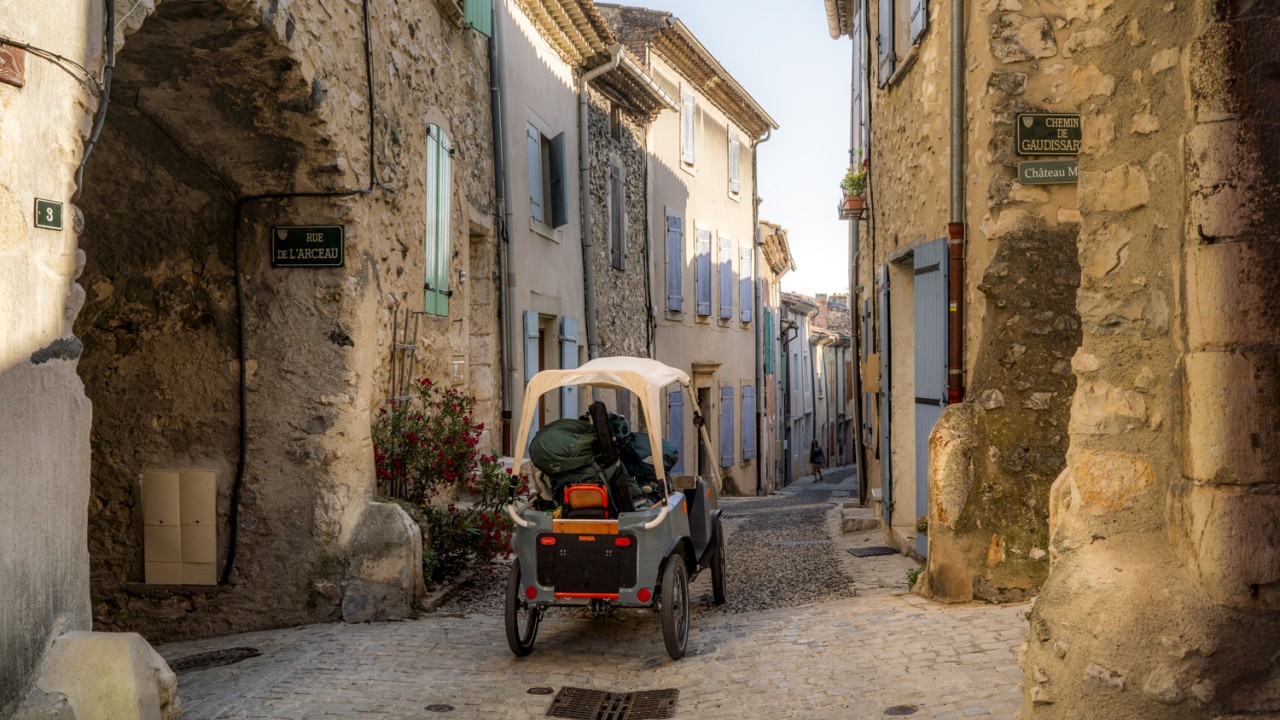 BOB dans les ruelle d'un village