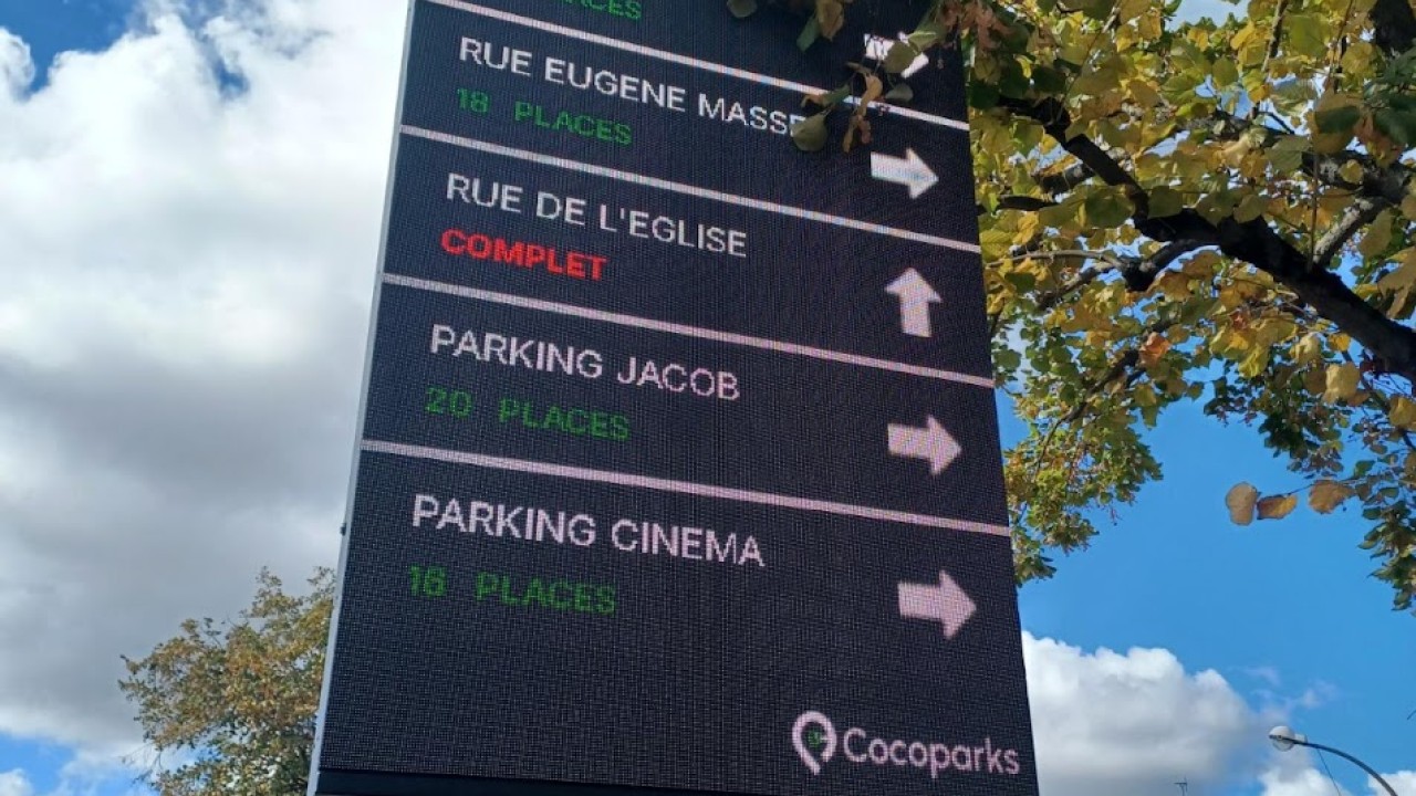 Full LED display screen.