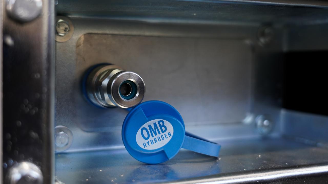 Hydrogen charging port