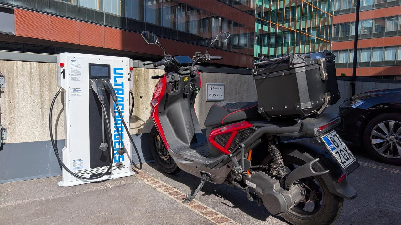 Fast charging station for LEV fleets