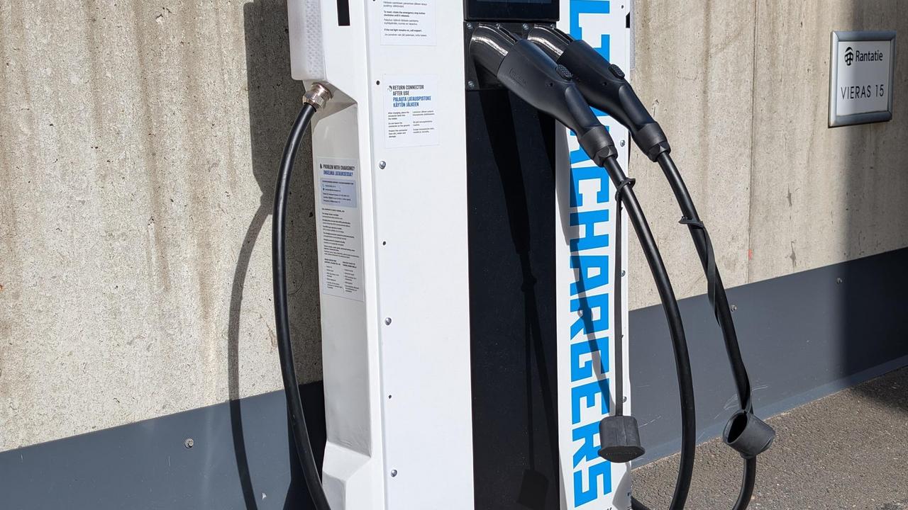 Fast charging station for LEV fleets