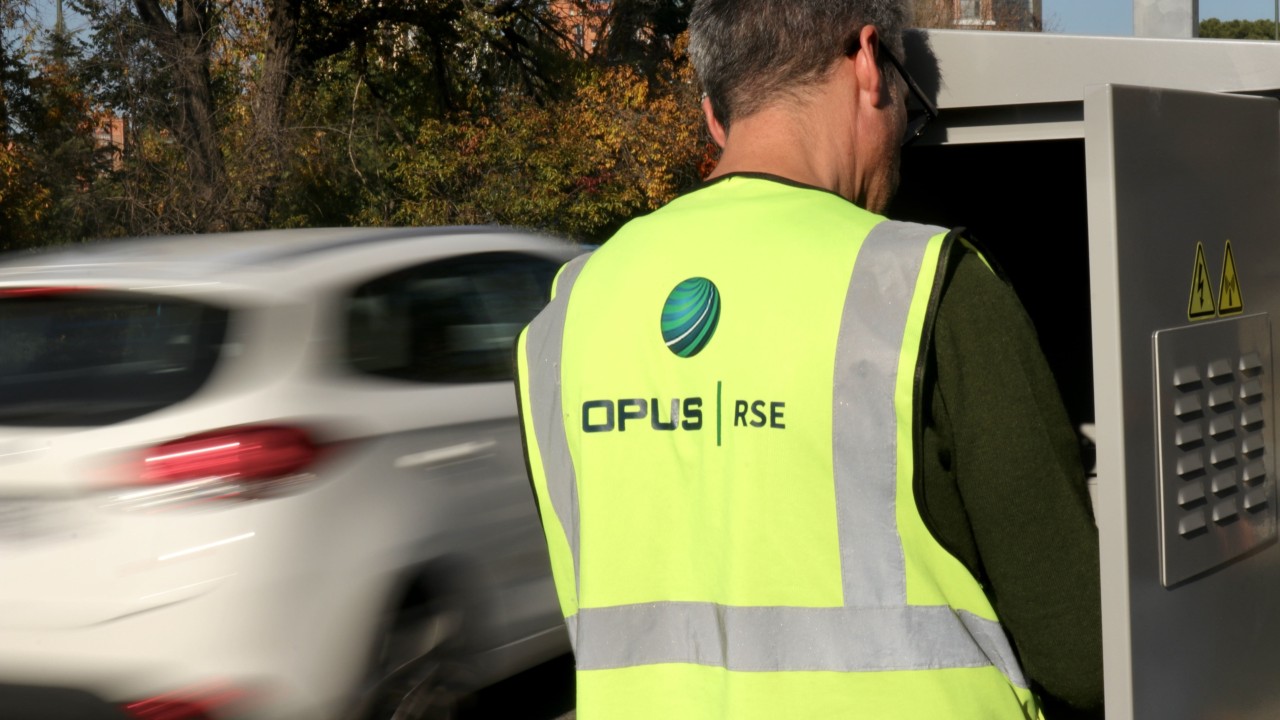 Operator wprking on fixed cabin