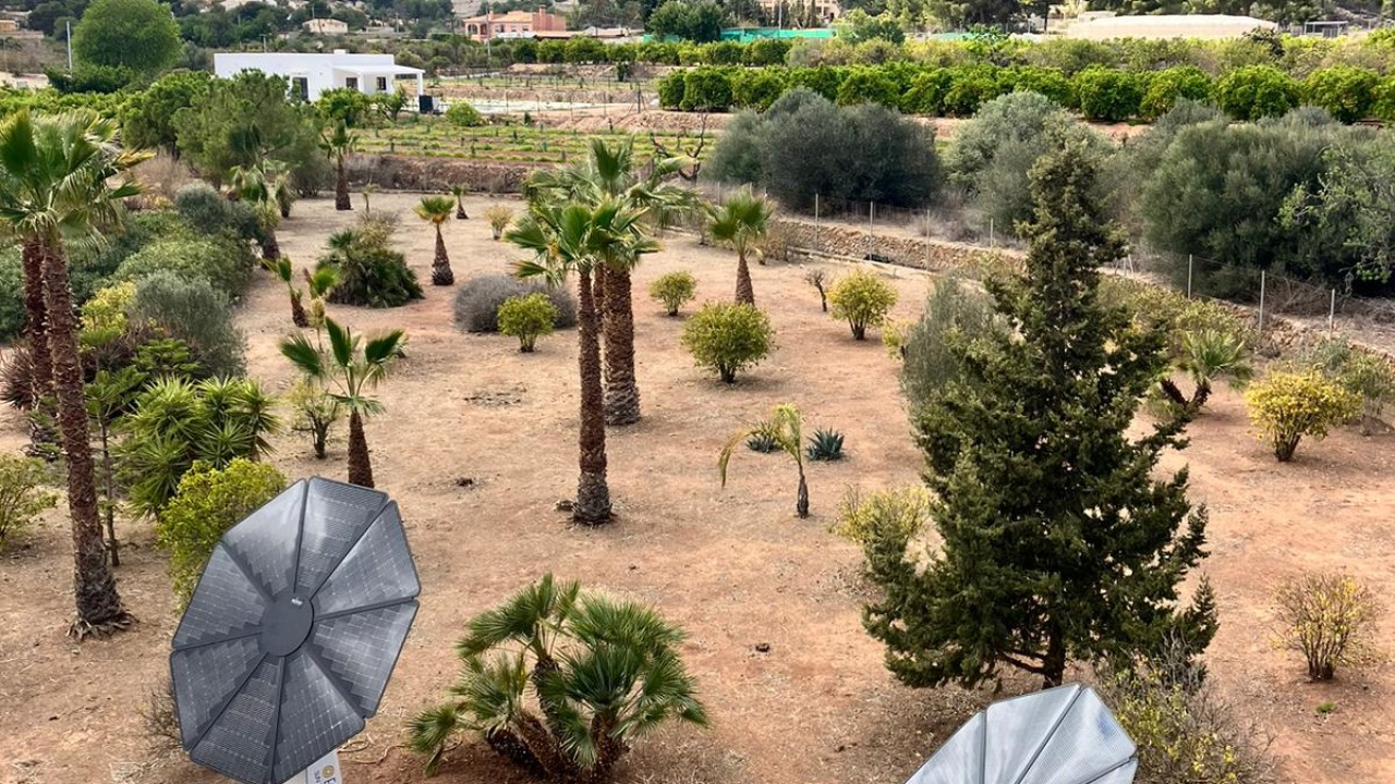 Ecoplants: An alternative eyecatcher when normal solar panels can not be installed or are not desired. 