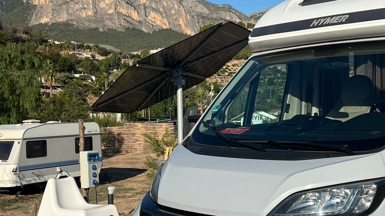 SolarSol600 plug and play system to enjoy the shade and power your personal devices. 