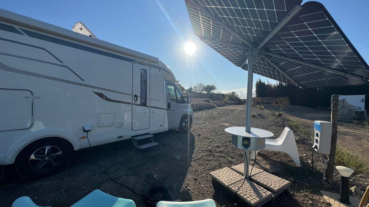 SolarSol600 plug and play system to enjoy the shade and power your personal devices. 