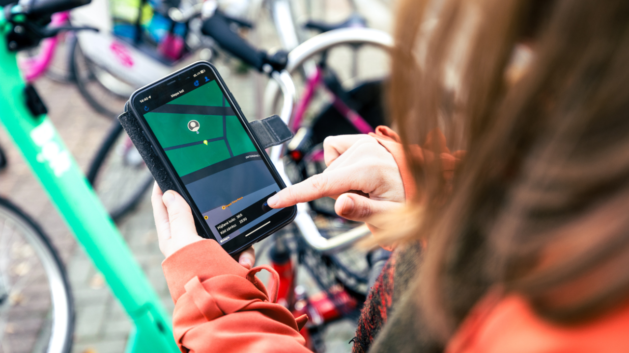 Women showing a bike-rental app on a mobile phone